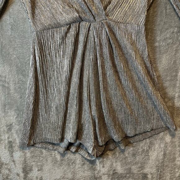 ASTR the Label Kenzie Sz M Silver Romper Long Sleeve‎ Women's - Picture 3 of 6